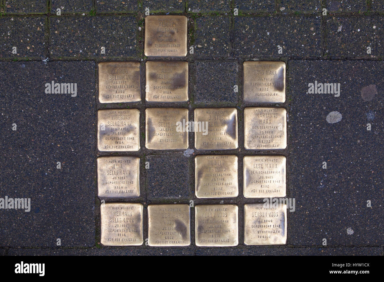 Allemagne, Cologne, Stolpersteine (pierres d'achoppement) par l'artiste Gunter Demnig. Les pierres de rendre hommage aux victimes du national-socialisme (nazisme). Banque D'Images