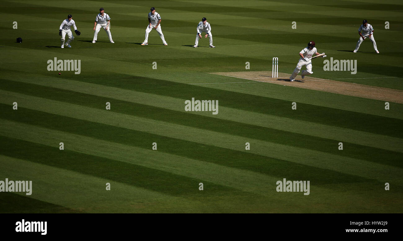 Rory Burns de Surrey en action pendant la première journée des championnats de cricket du comté de Specsavers, match de la division 1 à l'Oval, Londres. Banque D'Images