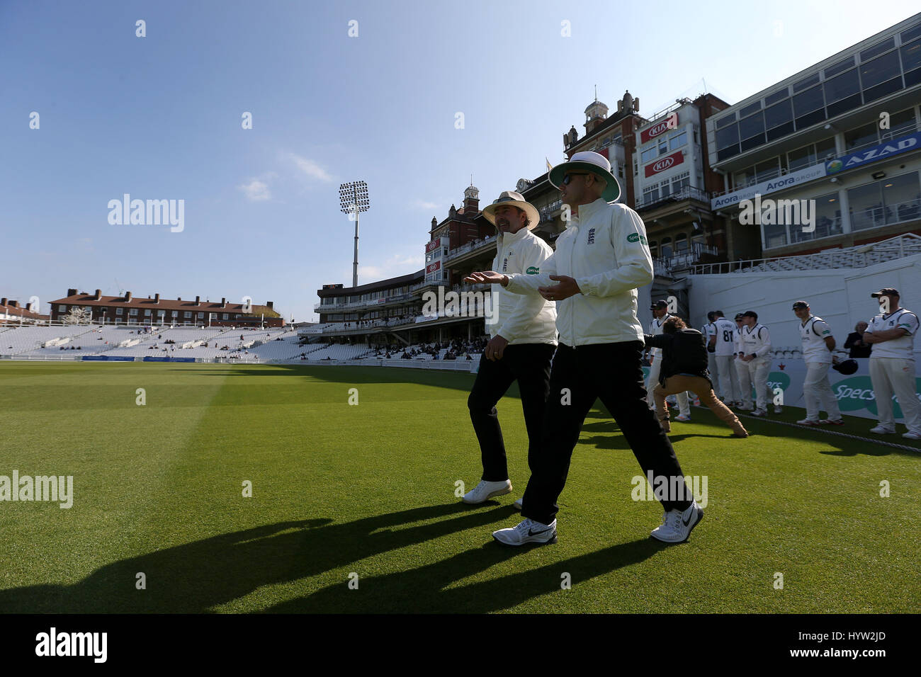 Les juges-arbitres Richard Illingworth et Billy Taylor au cours de la marche de la première journée du championnat de cricket du comté de Specsavers, Division One match à l'ovale, Londres. Banque D'Images