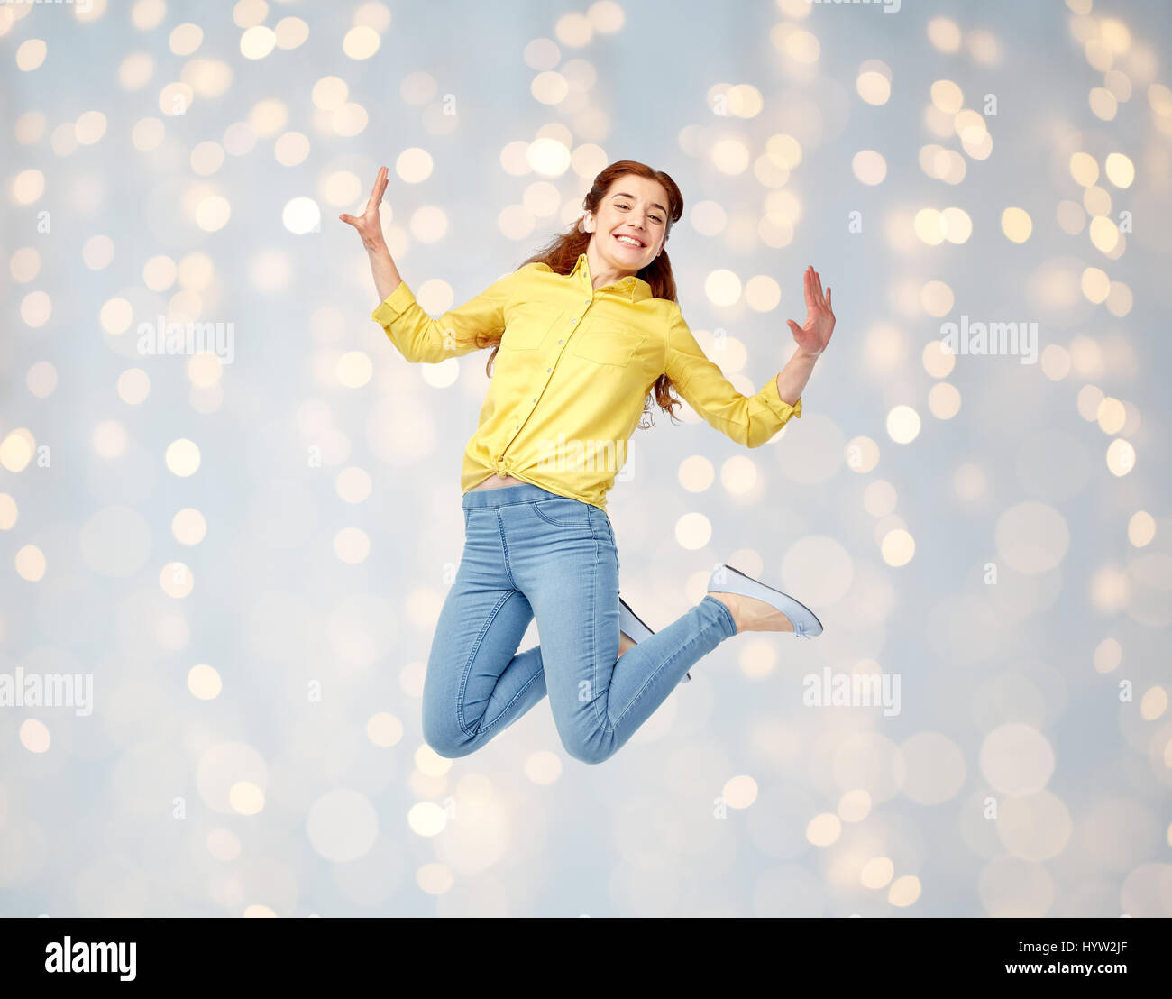 Souriante jeune femme sautant dans l'air Banque D'Images