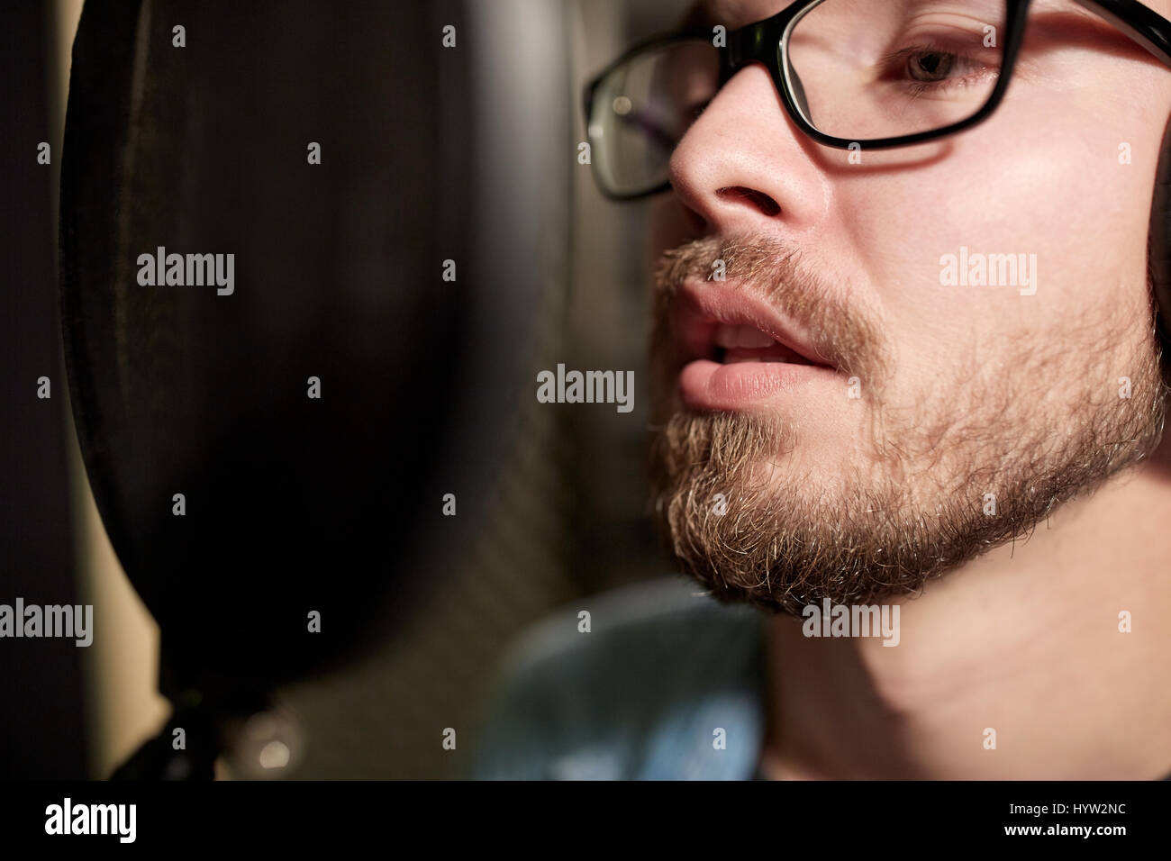 L'homme au casque le chant au studio d'enregistrement Banque D'Images