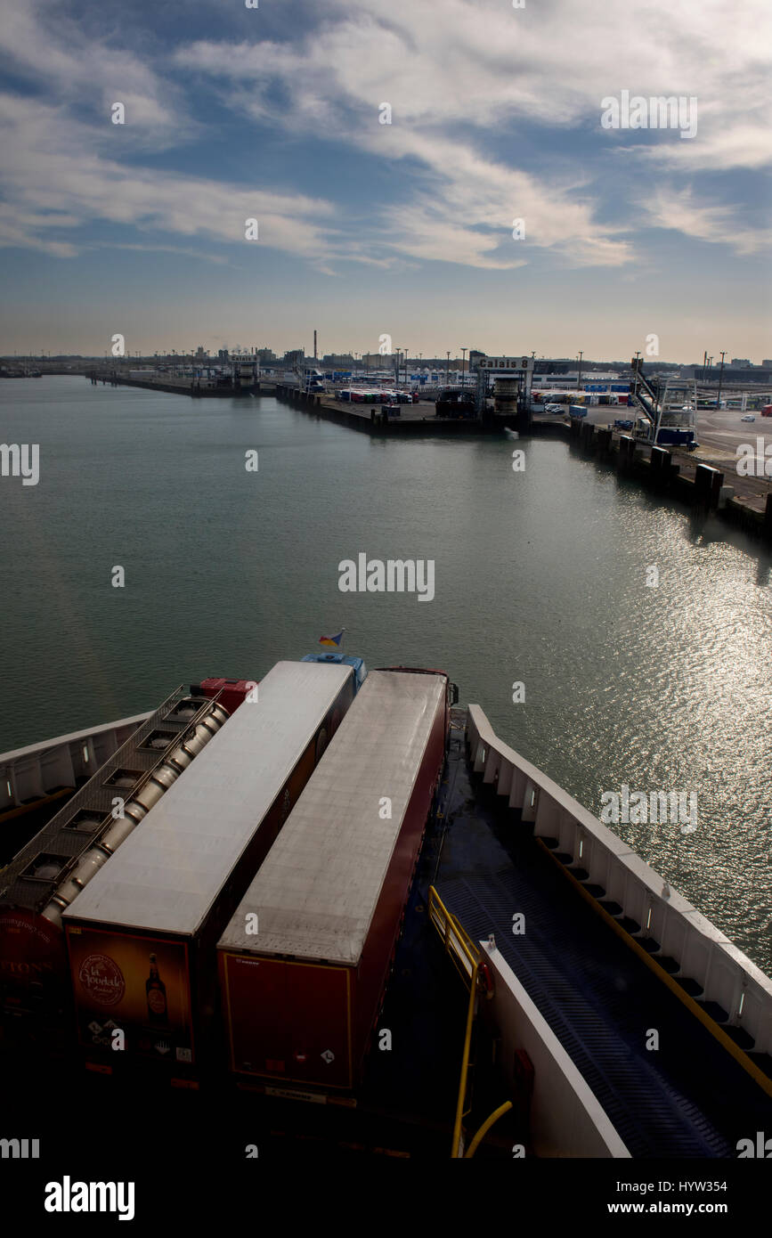 Calais, Pas de Calais, France. Mars 2017 entrant dans le port de Calais dans le nord de la France montrant les camions sur le point d'entrer dans l'Europe. Banque D'Images