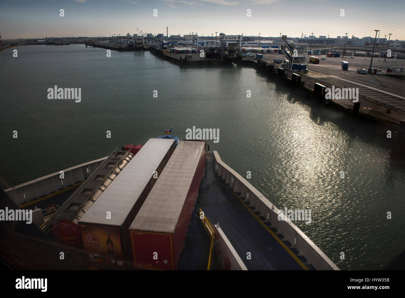 Calais, Pas de Calais, France. Mars 2017 entrant dans le port de Calais dans le nord de la France montrant les camions sur le point d'entrer dans l'Europe. Banque D'Images