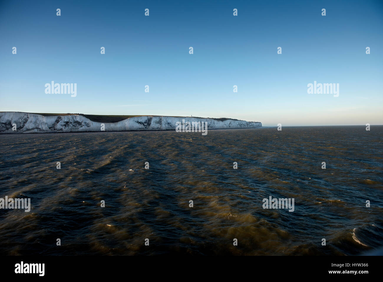 Dover, Kent, Angleterre. Mars 2017 Vue sur les falaises blanches de Douvres, Kent, après avoir traversé la Manche depuis Calais en France. Banque D'Images