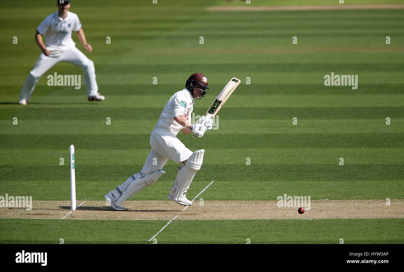 La Surrey Rory Burns en action lors de la première journée du championnat de cricket du comté de Specsavers, Division One match à l'ovale, Londres. Banque D'Images