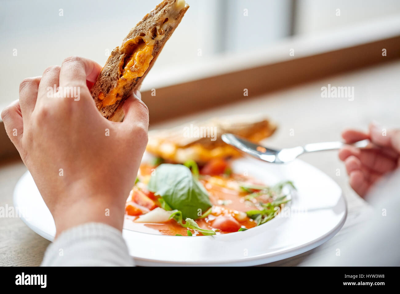 Close up of woman eating sandwich avec soupe Banque D'Images