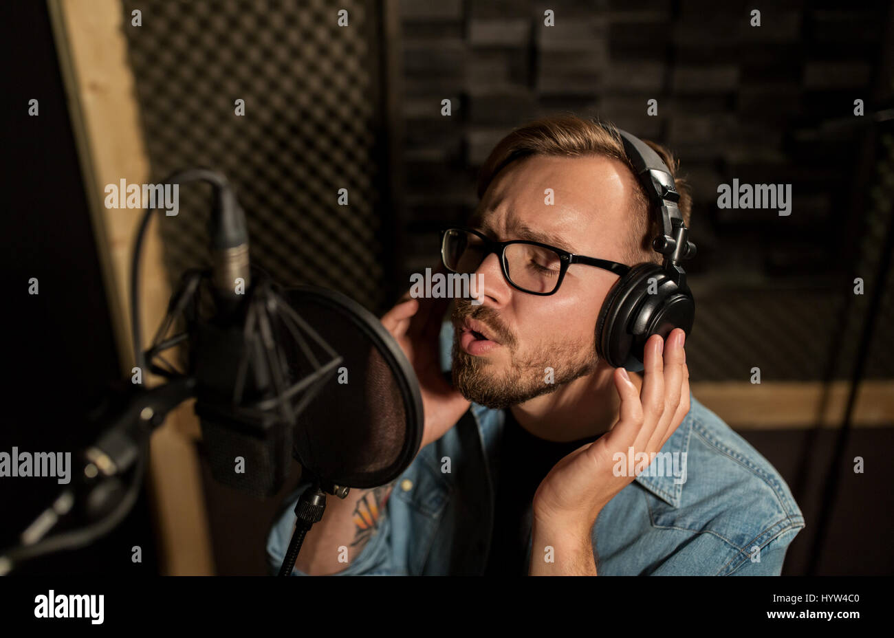 L'homme au casque le chant au studio d'enregistrement Banque D'Images