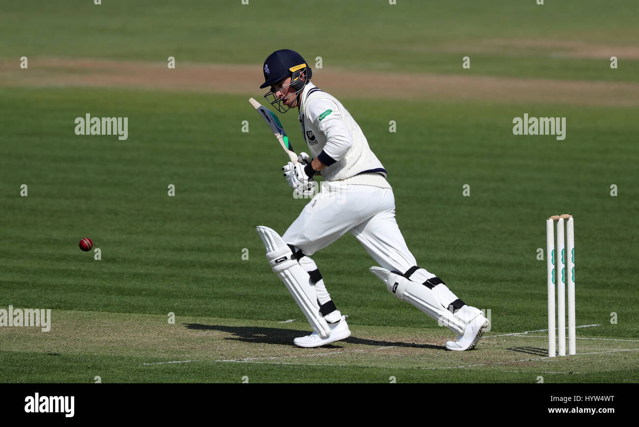 Kent's Joe Vercauteren, sur son chemin à un score de 36 au cours de la première journée du championnat de cricket du comté de Specsavers, Division Deux match à la Spitfire Sol, Canterbury. Banque D'Images