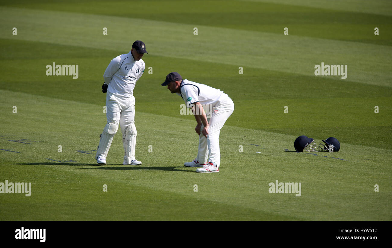 Tim du Warwickshire Ambrose et Jonathan Trott durant la première journée de l'Championnat de cricket du comté de Specsavers, Division One match à l'ovale, Londres. Banque D'Images