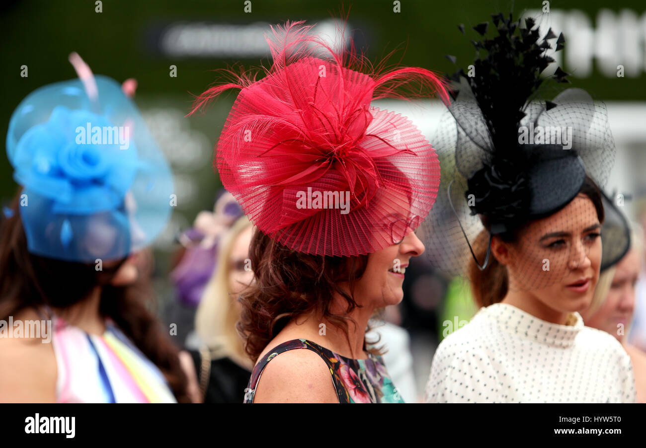 Mesdames jour venus sur la deuxième journée de la santé Randox Festival Grand National à Aintree Racecourse. Banque D'Images