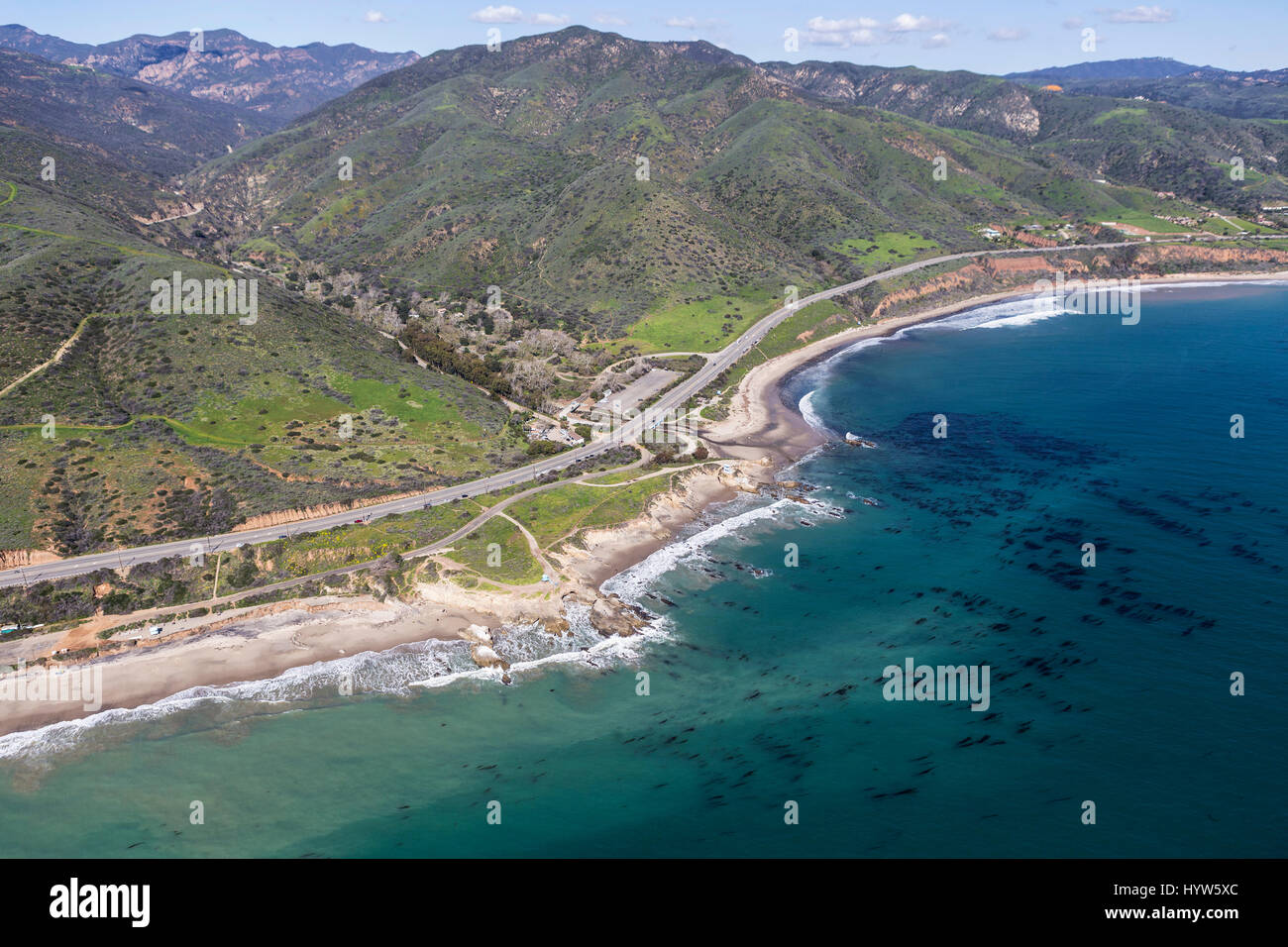 Vue aérienne de Leo Carrillo State Beach et de la montagnes de Santa Monica, près de Los Angeles en Californie. Banque D'Images