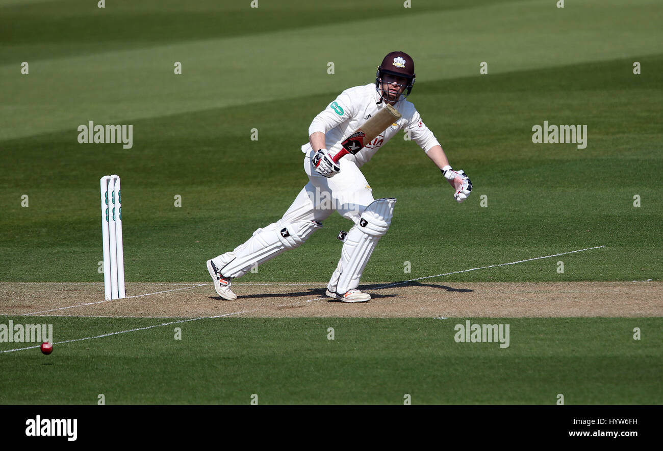 Mark Stoneman, de Surrey, se battant lors du premier jour des championnats de cricket du comté de Specsavers, match de la division 1 à l'Oval, Londres. Banque D'Images