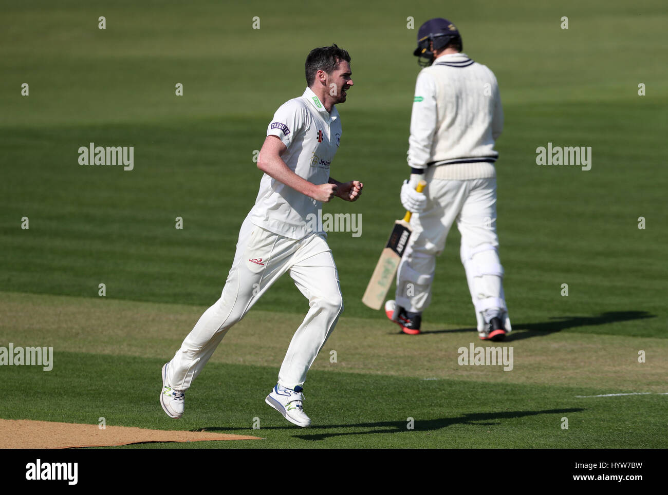 Gloucestershire's Chris Liddle célèbre en tenant le wicket de Kent, au nord-est de Sam pour 22 pistes au cours de la première journée du championnat de cricket du comté de Specsavers, Division Deux match à la Spitfire Sol, Canterbury. Banque D'Images