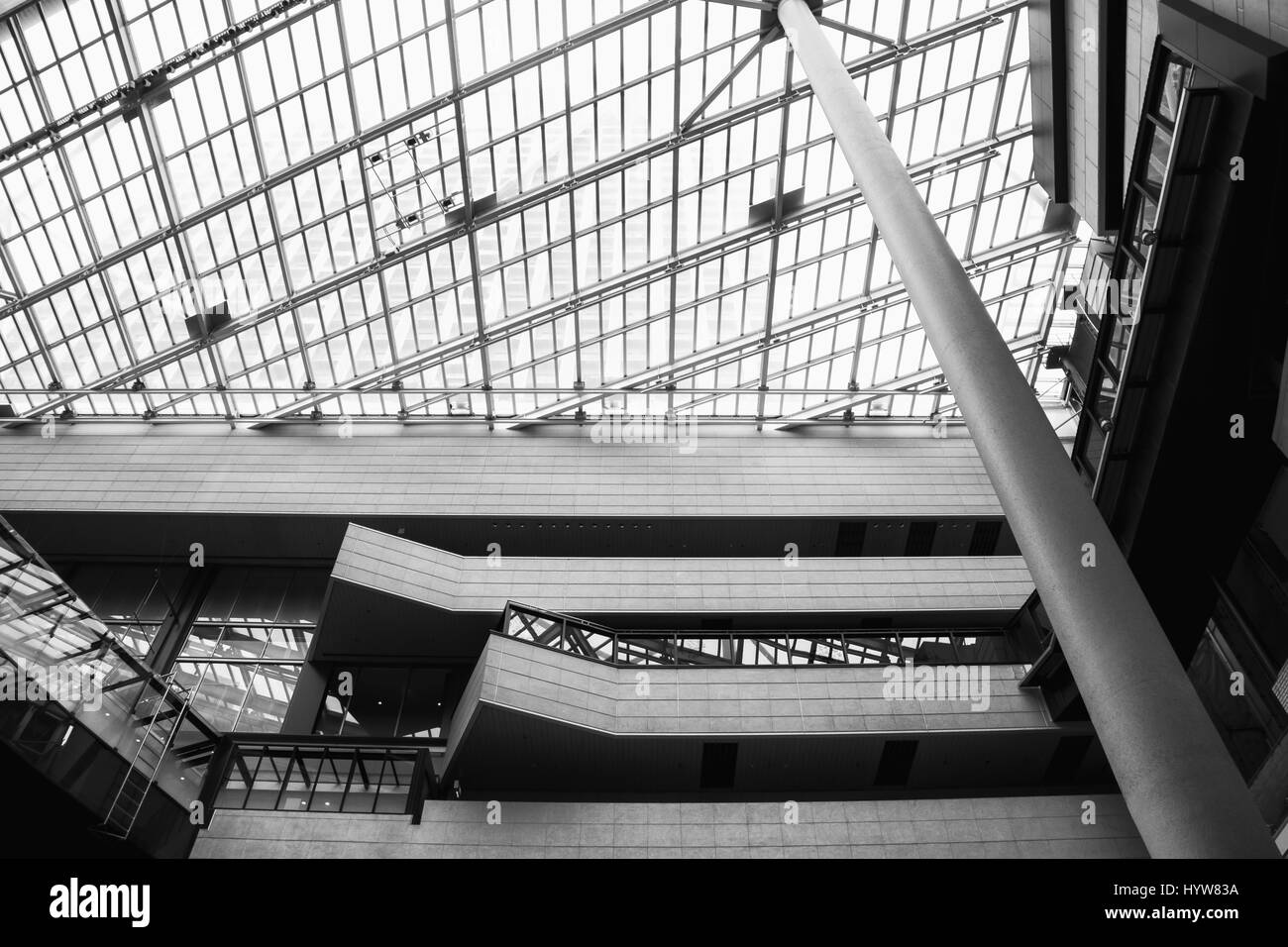 Japon, Osaka - jusqu'à à la vision moderne du d'un grand bâtiment. L'architecture moderne. (Noir et blanc). Banque D'Images