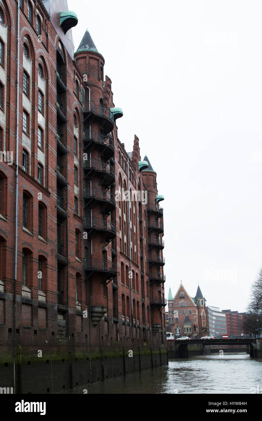 Les bâtiments en brique rouge dans le quartier de Speicherstadt de Hambourg, Allemagne. En 2015 l'ancienne zone d'entrepôt a été nommé site du patrimoine mondial de l'UNESCO. Banque D'Images