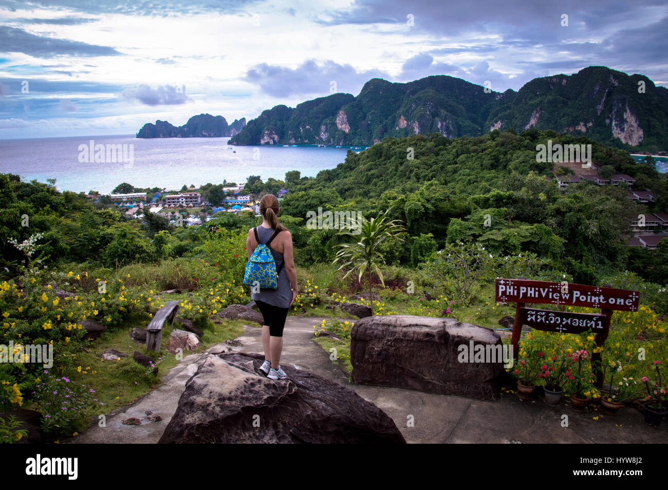 Vue arrière de jeune femme à la recherche du point de vue de l'île Banque D'Images