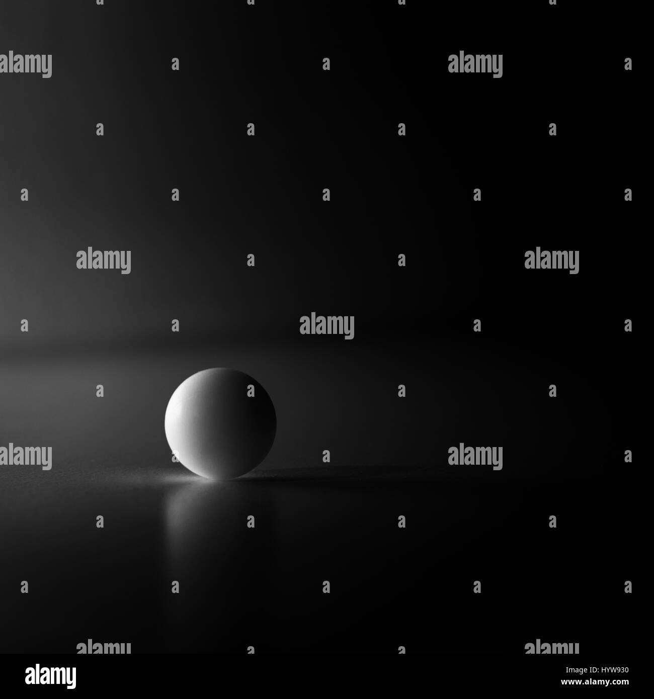 Balle dans le minimalisme sombre Banque D'Images