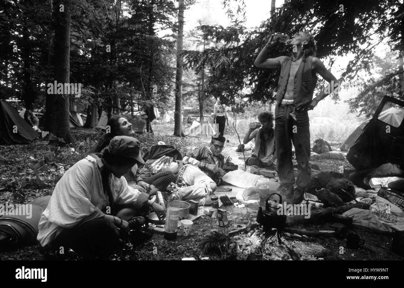 Hippies et nouveaux voyageurs d'âge en forêt camping près de Stonehenge en juin 1986 Banque D'Images