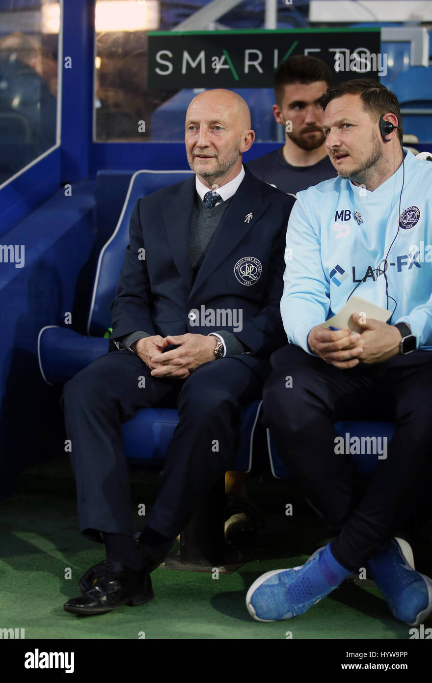 Queens Park Rangers manager Ian Holloway et coach Marc Bircham (à droite) au cours de la Sky Bet Championship match à Loftus Road, London. Banque D'Images
