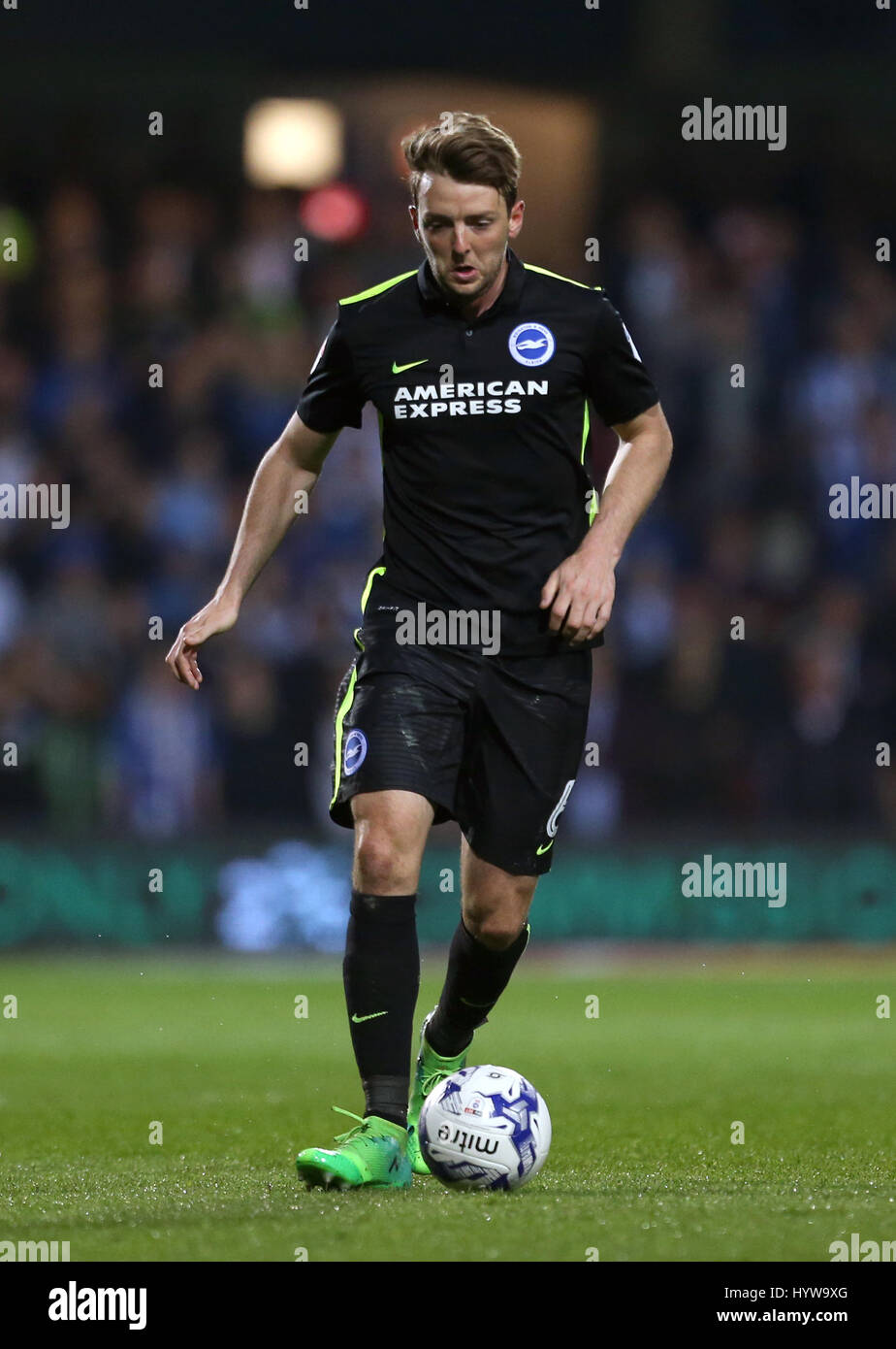 Dale Stephens de Brighton et Hove Albion lors du match de championnat Sky Bet à Loftus Road, Londres. APPUYEZ SUR ASSOCIATION photo. Date de la photo: Vendredi 7 avril 2017. Voir PA Story SOCCER QPR. Le crédit photo devrait se lire: Steven Paston/PA Wire. RESTRICTIONS : aucune utilisation avec des fichiers audio, vidéo, données, listes de présentoirs, logos de clubs/ligue ou services « en direct » non autorisés. Utilisation en ligne limitée à 75 images, pas d'émulation vidéo. Aucune utilisation dans les Paris, les jeux ou les publications de club/ligue/joueur unique. Banque D'Images