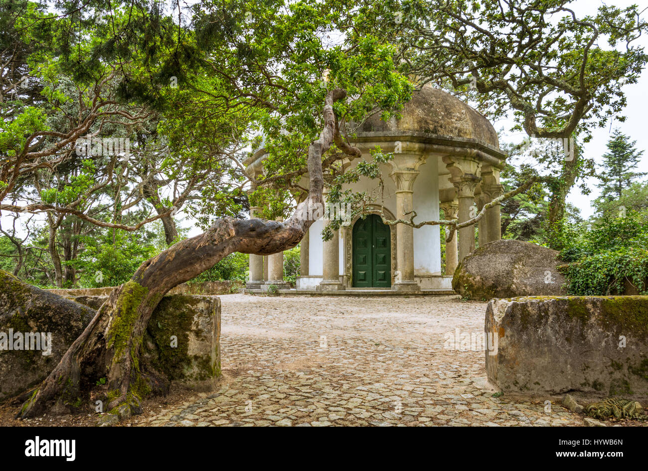 Chapelle dans les jardins du palais de Pena, Sintra, Portugal, le 30 juin 2016 Banque D'Images
