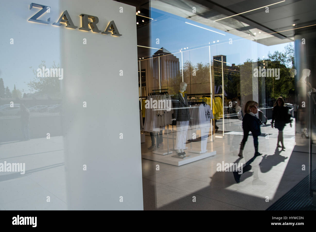 Madrid, Espagne. 7ème apr 2017. Jour de l'ouverture de la première boutique  Zara avec 6 000 mètres carrés à Madrid en Espagne. Credit : Marcos del  Mazo/Alamy Live News Photo Stock - Alamy