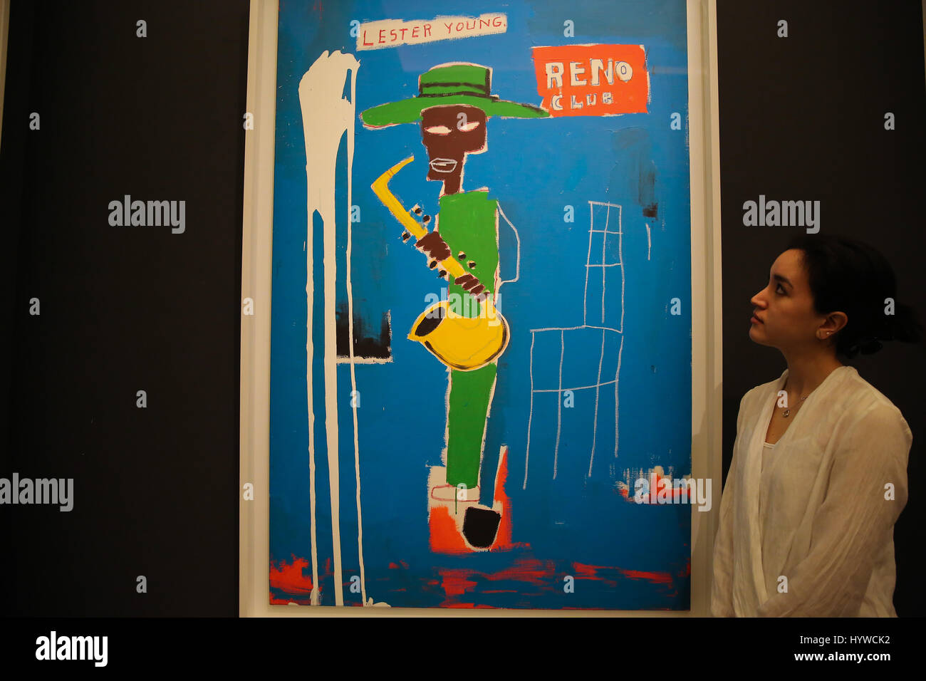 Sotheby's Londres, Royaume-Uni. 7 avr, 2017. Un membre du personnel se penche sur les ailes en 1986 par Jean-Michel Basquiat. Est de 5 M $ à 7 M $. La pièce fait partie d'une collection à partir d'un éventail d'artistes tels que Andy Warhol, David Hockney et Monet qui sera disponible à une soirée d'Art Contemporain aux enchères à New York le 18 mai 2017, les pièces sont exposées à Londres du 7 au 12 avril. Credit : Dinendra Haria/Alamy Live News Banque D'Images