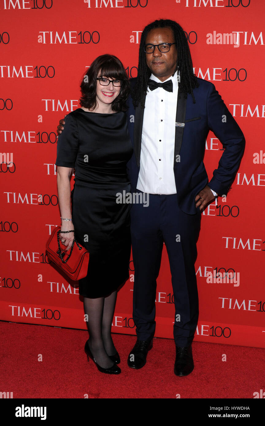 New York, NY, USA. Apr 25, 2017. Julie Barer et Colson Whitehead au temps 2017 Gala célébrant les 100 100 personnes les plus influentes dans le monde à Frederick P. Rose Hall, au Lincoln Center de New York le 25 avril 2017. Crédit : John Palmer/media/Alamy Punch Live News Banque D'Images