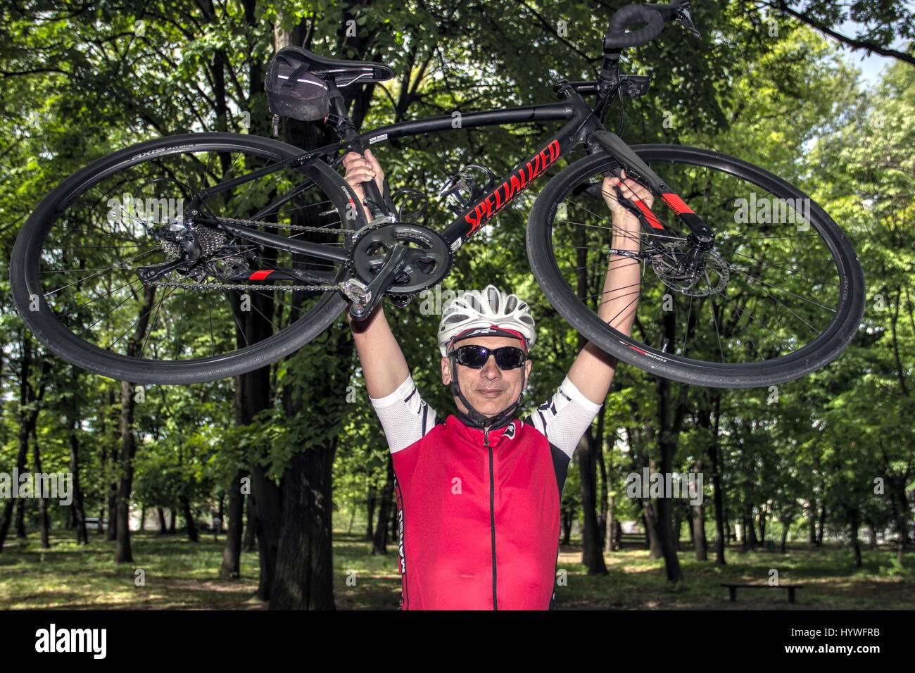 Belgrade, Serbie. 26 avril 2017. Un cycliste Ivan Puja, ultra-marathon serbe détenteur du record, se prépare pour la prochaine course (Serbie 6-12-24 Ultra) à la forêt-parc Kosutnjak piste. Credit : Bratislav Stefanovic/Alamy Live News Banque D'Images Belgrade, Serbie. 26 avril 2017. Un cycliste Ivan Puja, ultra-marathon serbe détenteur du record, se prépare pour la prochaine course (Serbie 6-12-24 Ultra) à la forêt-parc Kosutnjak piste. Credit : Bratislav Stefanovic/Alamy Live News Banque D'Images