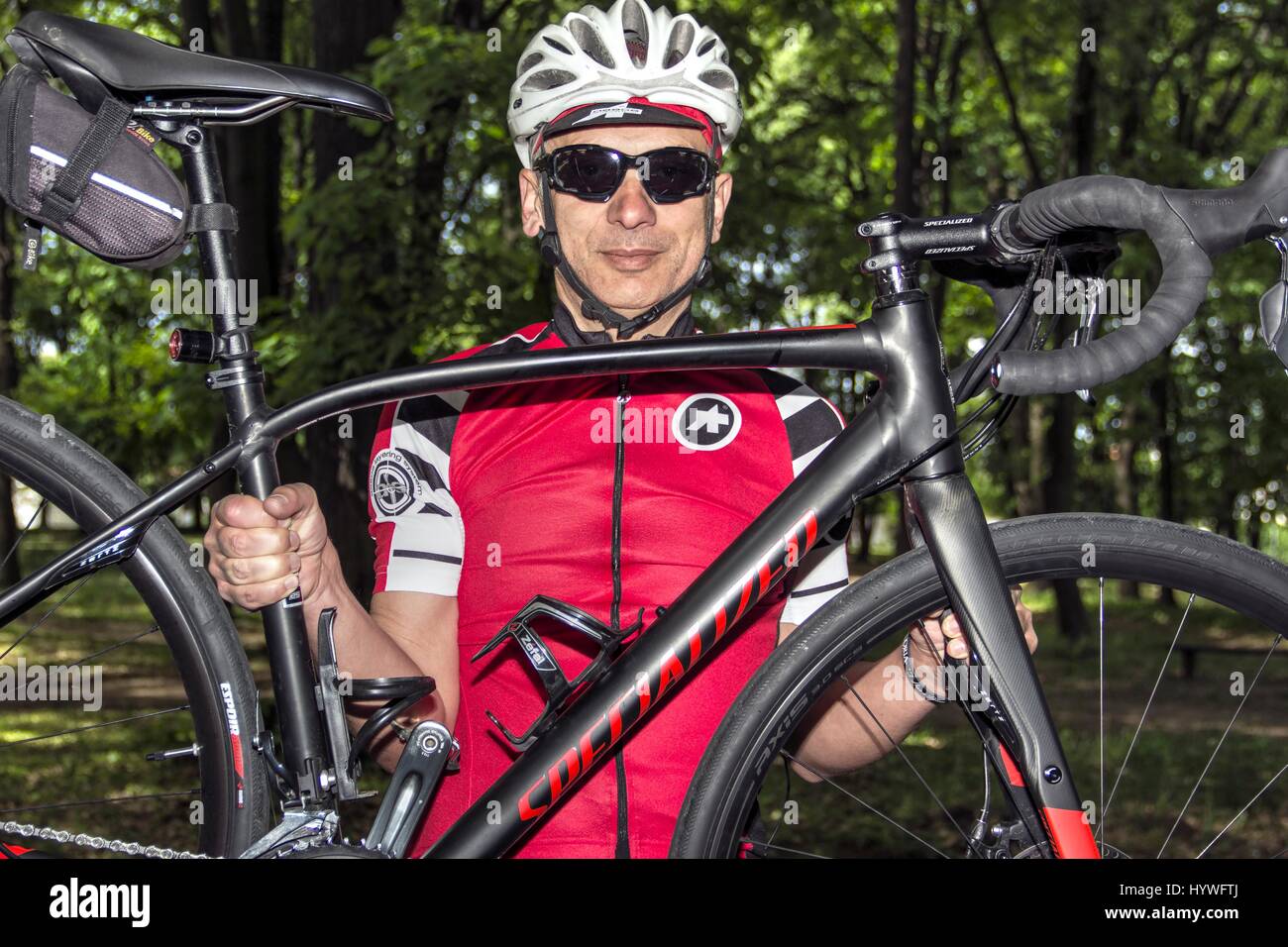 Belgrade, Serbie. 26 avril 2017. Un cycliste Ivan Puja, ultra-marathon serbe détenteur du record, se prépare pour la prochaine course (Serbie 6-12-24 Ultra) à la forêt-parc Kosutnjak piste. Credit : Bratislav Stefanovic/Alamy Live News Banque D'Images Belgrade, Serbie. 26 avril 2017. Un cycliste Ivan Puja, ultra-marathon serbe détenteur du record, se prépare pour la prochaine course (Serbie 6-12-24 Ultra) à la forêt-parc Kosutnjak piste. Credit : Bratislav Stefanovic/Alamy Live News Banque D'Images