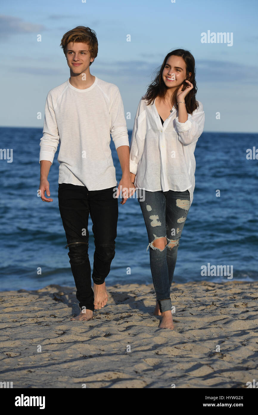 Fort Lauderdale en Floride, USA. Apr 25, 2017. Bailee Madison pose pour un  portrait avec son petit ami Alex Lange sur la plage de Fort Lauderdale le  25 avril 2017 à Fort