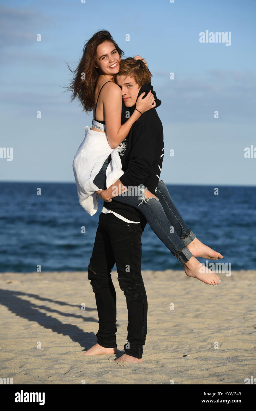 Fort Lauderdale en Floride, USA. Apr 25, 2017. Bailee Madison pose pour un  portrait avec son petit ami Alex Lange sur la plage de Fort Lauderdale le  25 avril 2017 à Fort