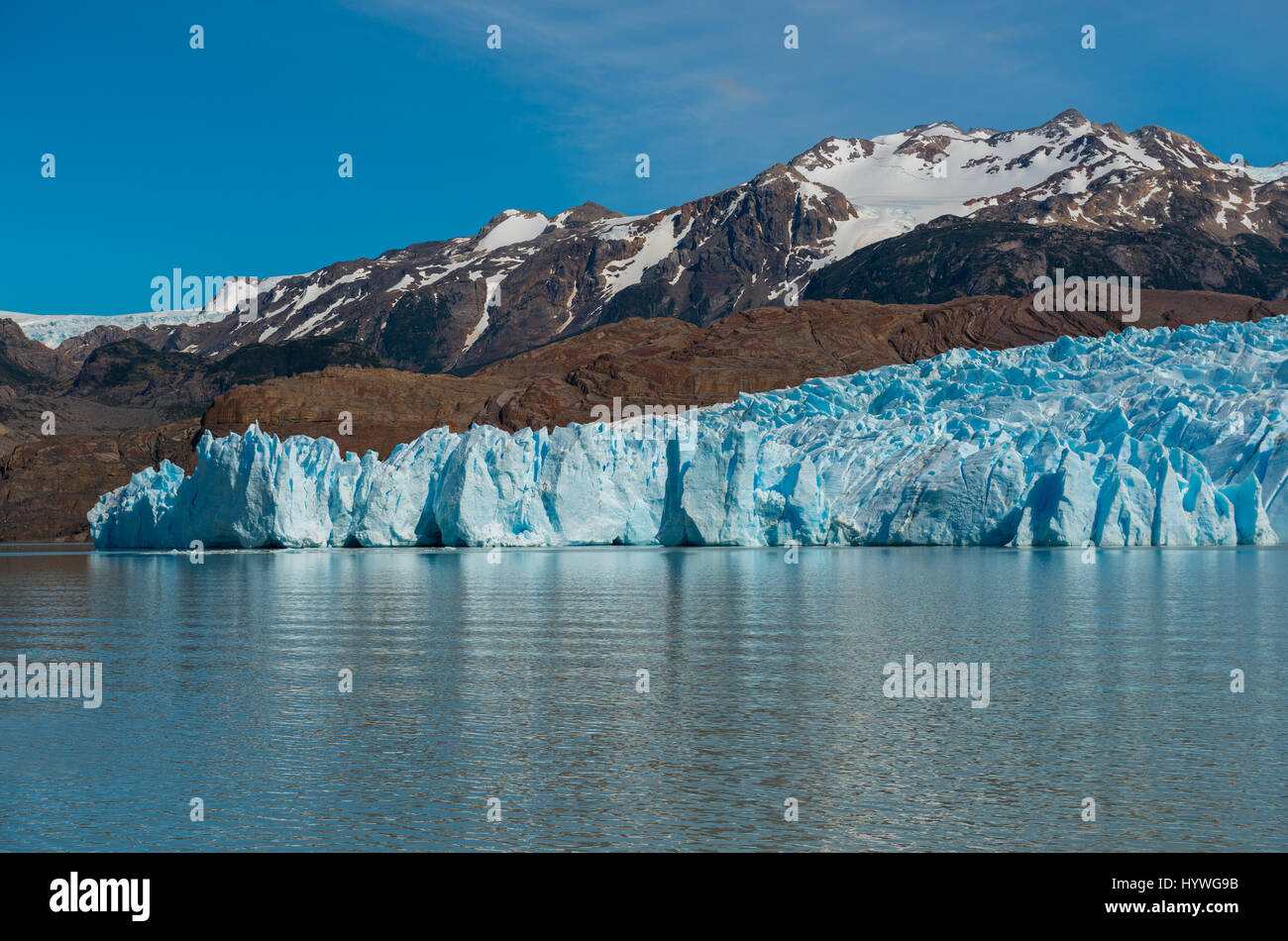 Le magnifique glacier Grey sur une journée ensoleillée au printemps dans le parc national Torres del Paine en Patagonie, près de Puerto Natales, au Chili. Banque D'Images