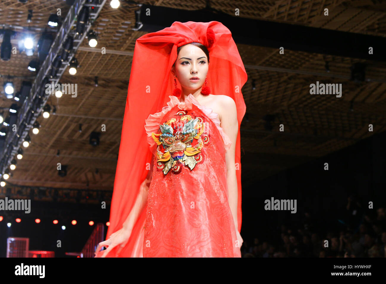 Ho Chi Minh Ville, Vietnam. 26 avril, 2017. Miss Vietnam 2014 Nguyen Cao Ky Duyen présente une création de designer vietnamien Nguyen Thuy pendant la Semaine internationale de la mode 2017 Vietnam à Ho Chi Minh City, Vietnam, le 26 avril 2017. Vietnam International Fashion Week 2017 est ouverte du 25 avril au 28 avril, présentant les dernières créations printemps-été de designers. (Xinhua/Hoang Thi Huong) Banque D'Images