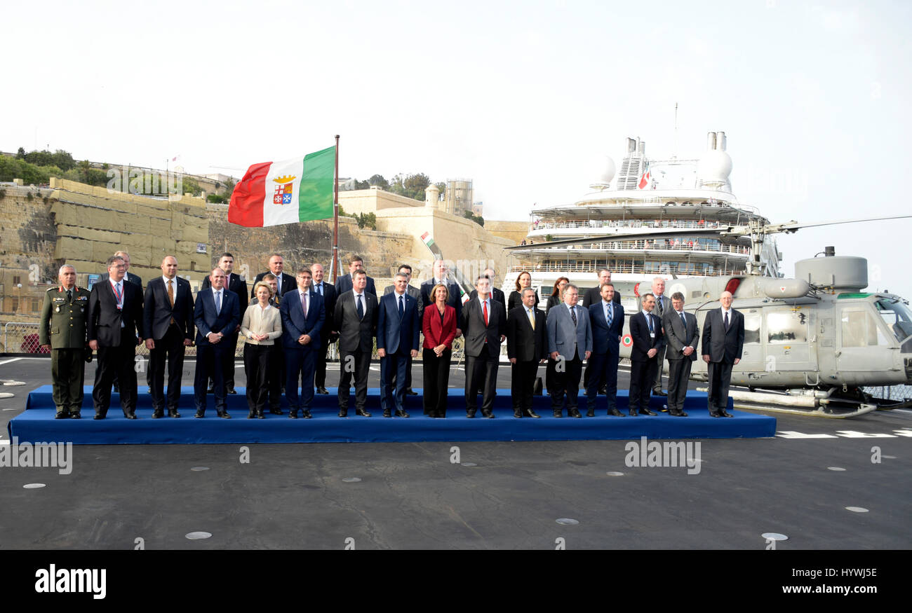 (170426) -- La Valette, le 26 avril 2017 (Xinhua) -- Federica Mogherini (8e R, à l'avant), le Haut Représentant de l'UE pour les Affaires étrangères et la politique de sécurité, et les ministres de la défense de l'UE posent pour une photo de groupe à bord du navire amphibie italien San Giusto à Malte, le 26 avril 2017. La sécurité des eaux libyennes est une partie essentielle du travail de l'Union européenne (UE), a déclaré Federica Mogherini, le Haut Représentant de l'UE pour les Affaires étrangères et la politique de sécurité, le mercredi. Elle a parlé à bord du navire amphibie italien San Giusto à Malte, qui prend part à l'opération SOPHIA t Banque D'Images