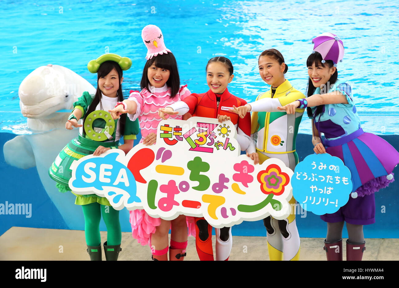 Yokohama, Japon. Apr 26, 2017. Les membres du groupe pop japonais filles seulement omoiro "Clover Z' (MCZ) posent avec un béluga blanc à l'aquarium de l'Hakkeijima Sea Paradise à Yokohama, suburban Tokyo le mercredi 26 avril, 2017. L'aquarium va commencer la nouvelle attraction avec vue sur la mer dispose d''un aninals MCZ'S TV programme pour les enfants du 28 avril. Credit : Yoshio Tsunoda/AFLO/Alamy Live News Banque D'Images