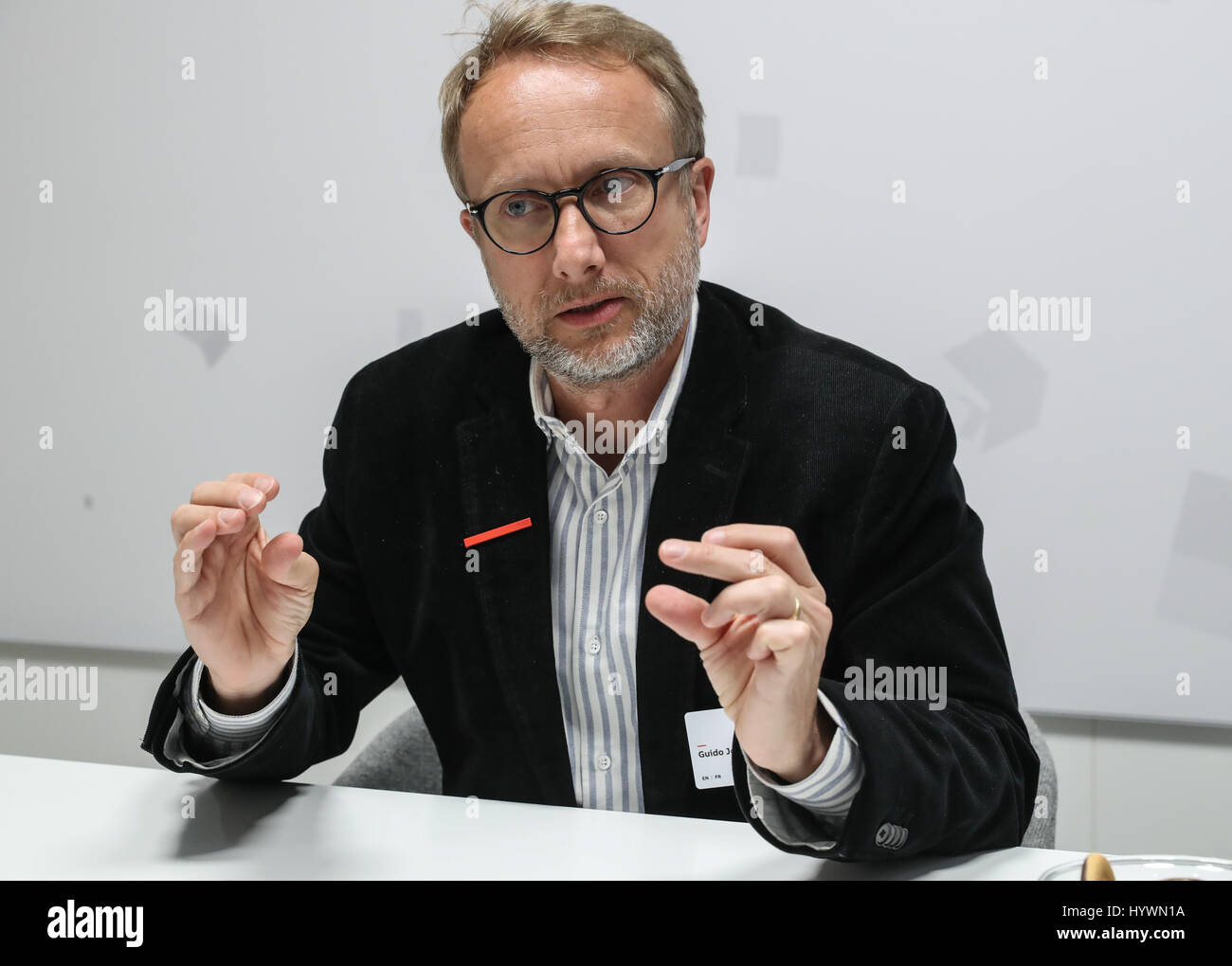 Hanovre, Allemagne. Apr 24, 2017. Chef du groupe ABB agent numérique Guido Jouret parle lors d'un entretien avec l'agence de presse Xinhua à l'Hanover Messe 2017 à Hanovre, Allemagne, le 24 avril 2017. La combinaison des meilleurs appareils photo numériques, de meilleurs capteurs et l'apprentissage machine aboutira à une plus grande application des robots dans la production, a déclaré le chef du groupe ABB agent numérique Guido Jouret dans un entretien avec Xinhua au Salon de Hanovre. Credit : Shan Yuqi/Xinhua/Alamy Live News Banque D'Images