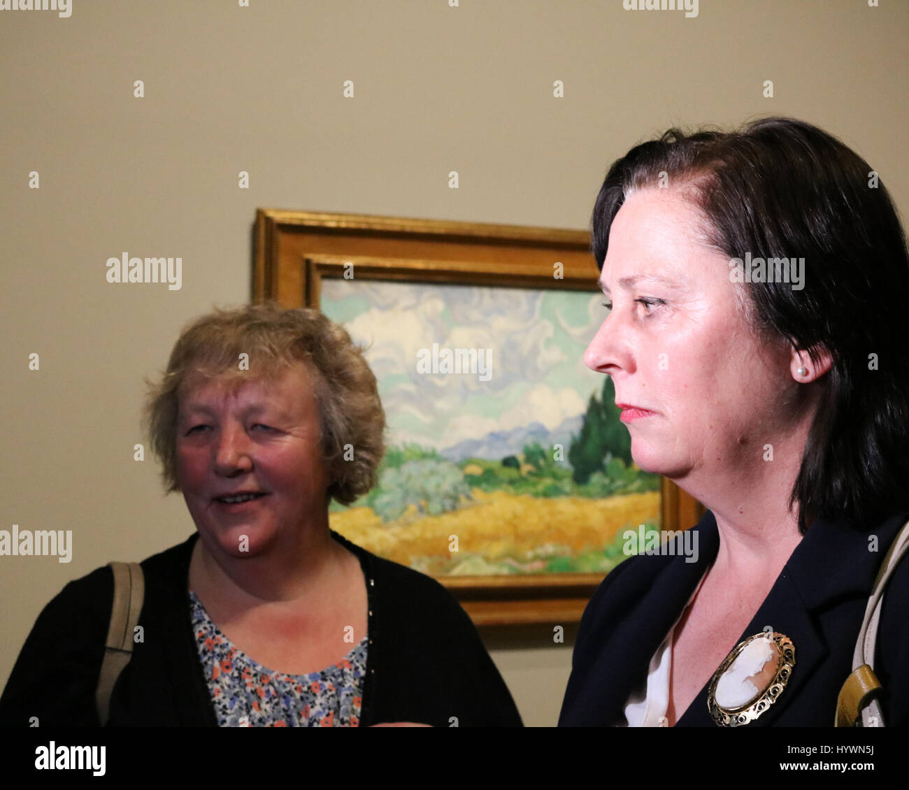 Melbourne, Australie. Apr 27, 2017. L-R Silvia Cramer et Van Gogh Van Gogh Josien descendants de Theo frère de Vincent Van Gogh assister à l'essai de Van Gogh et les saisons exposition à la National Gallery of Victoria dispose d''œuvres majeures de l'impressionniste hollandais Vincent Van Gogh reflétant les quatre saisons : Crédit amer ghazzal/Alamy Live News Banque D'Images