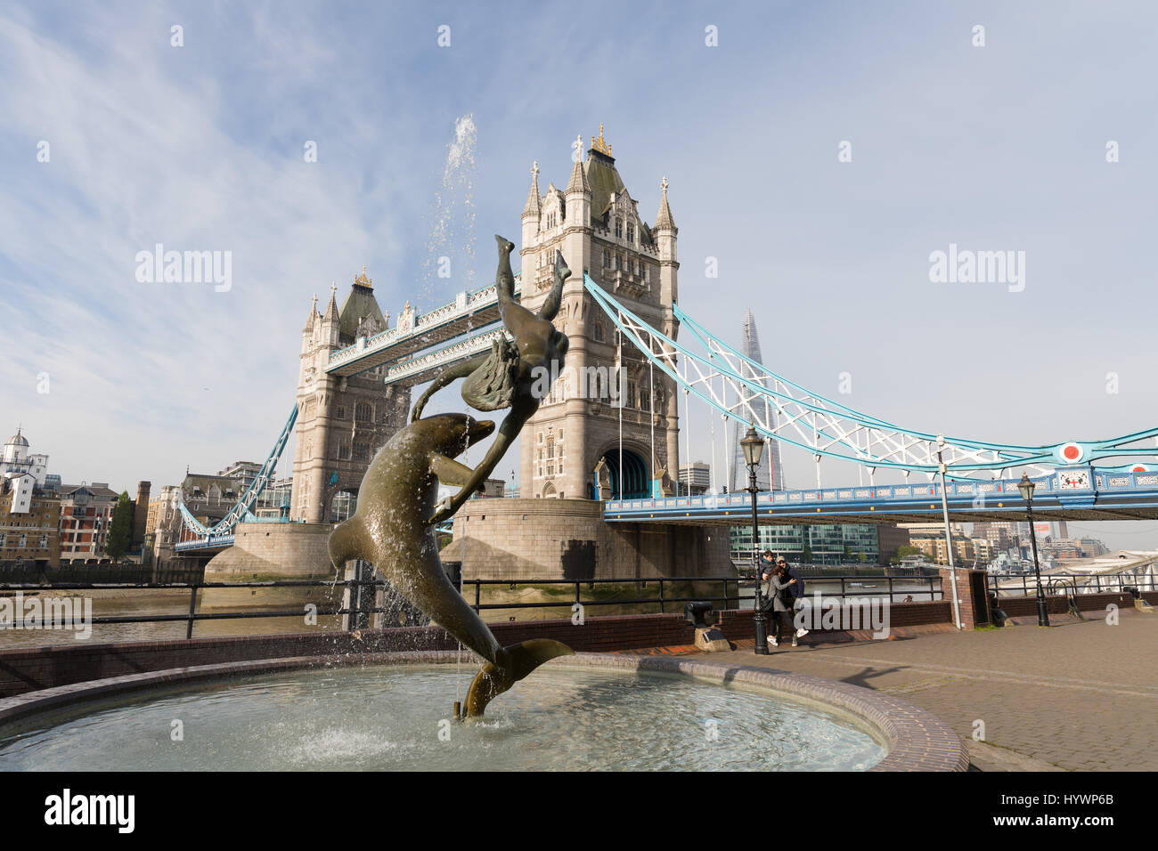 Londres, Royaume-Uni. 27 avril 2017. Les gens à pied près de Tower Bridge sur la Tamise à Londres au cours de temps chaud et ensoleillé ce matin. Credit : Londres pix/Alamy Live News Banque D'Images