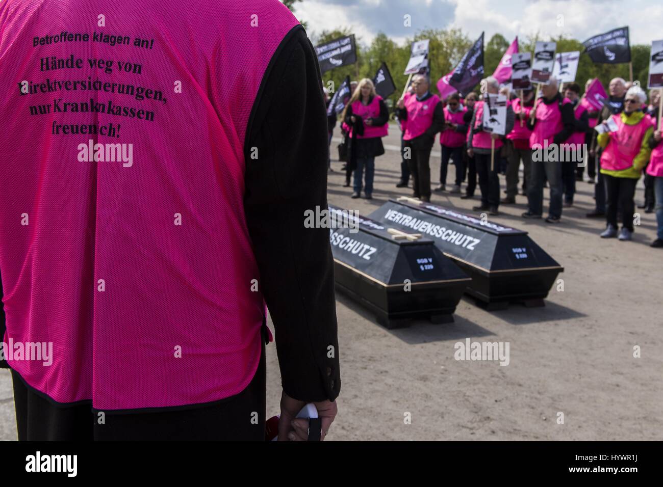 Berlin, Berlin, Allemagne. Apr 27, 2017. Environ 150 personnes rassemblement dans le quartier du gouvernement de Berlin contre le développement de l'emploi législation retraite. Les manifestants l'arrêt de la conversion d'une auto-financé, assurance directe à des caisses de retraite d'entreprise. Deux cercueils avec l'inscription "stock protection' et 'protection' Trust se trouvent à l'avant du Bundestag allemand. Credit : ZUMA Press, Inc./Alamy Live News Banque D'Images