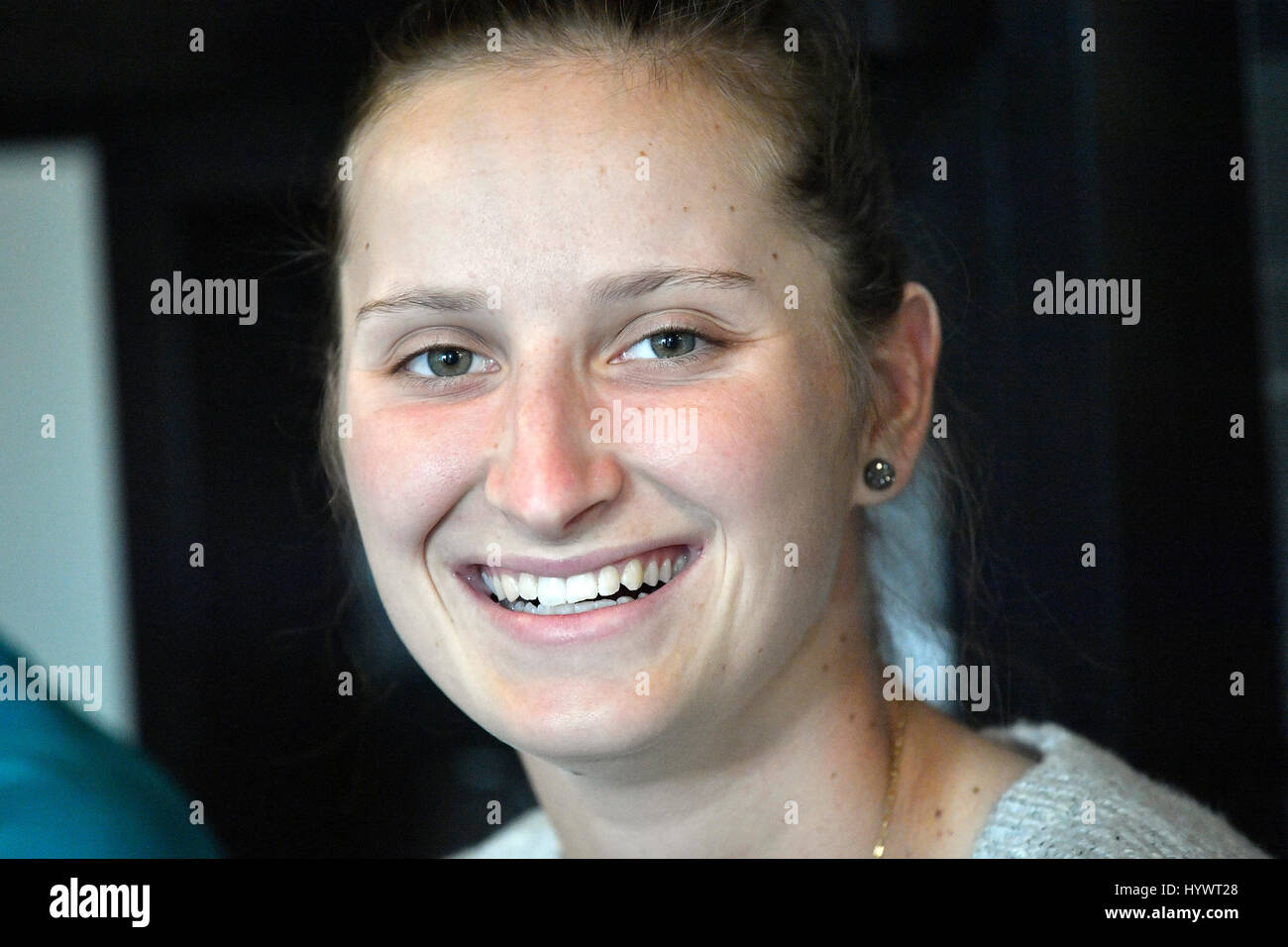 Prague, République tchèque. Apr 27, 2017. Le joueur de tennis tchèque Marketa Vondrousova, gagnant le titre WTA assiste à une conférence de presse à Prague, en République tchèque, le 27 avril 2017. Photo : CTK Michal Dolezal/Photo/Alamy Live News Banque D'Images