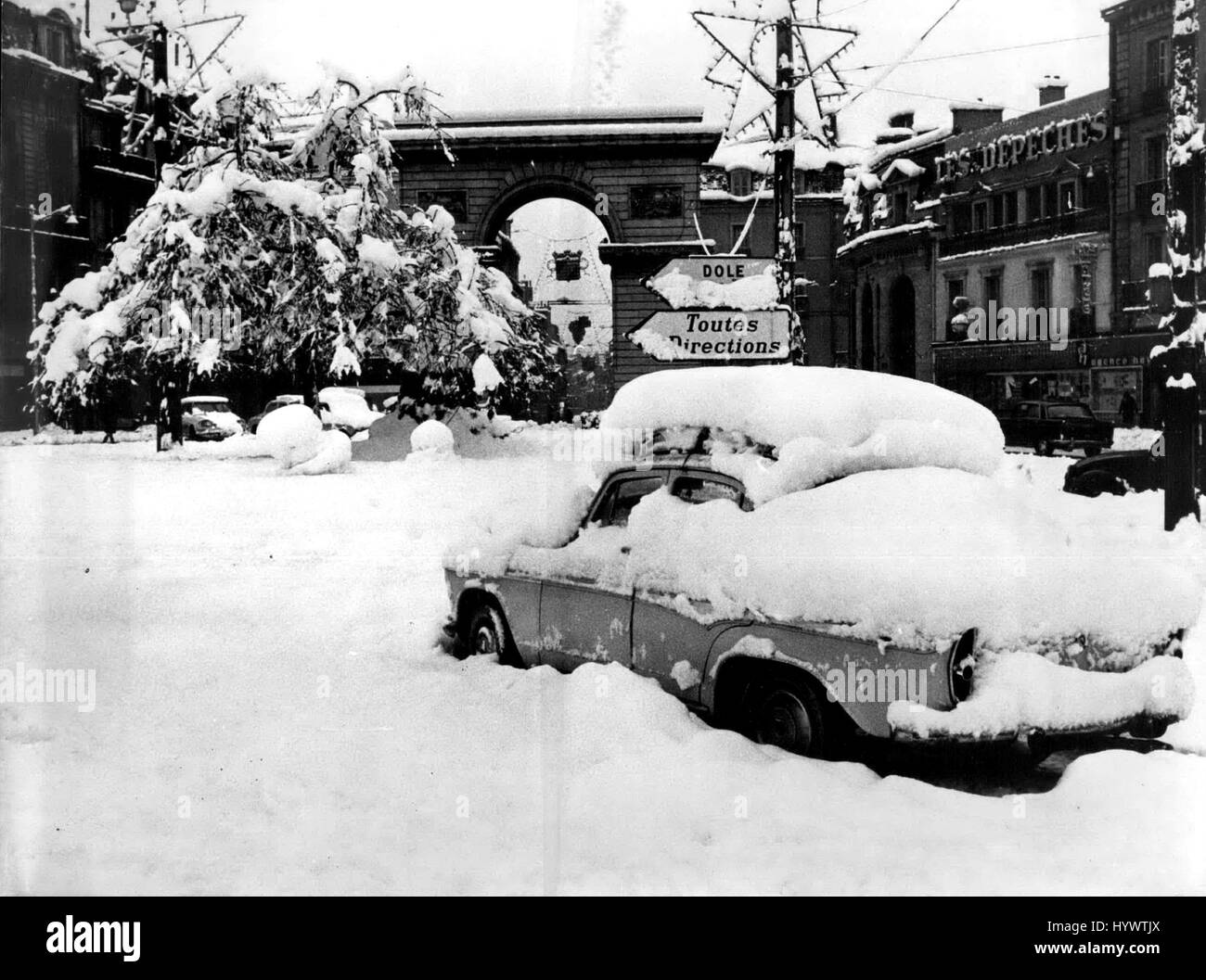 28 févr. 2012 - beaucoup de neige dans le centre de la France. : Neige a diminué partout en France mais plus largement dans le centre du pays. Dans la ville de Dijon, les automobilistes ont été pris par surprise et certains ont trouvé leurs voitures enfouies profondément dans la neige. Photo montre un plongeur prisonnier laissé sa voiture de la neige qui couvre les rues de Dijon. Crédit : Keystone Photos USA/ZUMAPRESS.com/Alamy Live News Banque D'Images