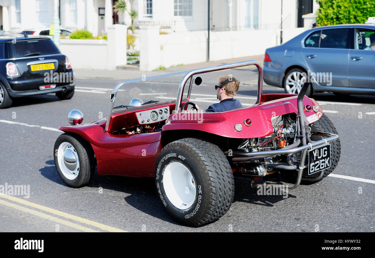 Brighton, UK. 7 avr, 2017. Une voiture parfaite pour le beau temps sur le front de mer de Brighton ce matin avec des températures devrait dépasser les 20 degrés celsius le dimanche quand le Marathon de Brighton se tient dans la ville Crédit : Simon Dack/Alamy Live News Banque D'Images