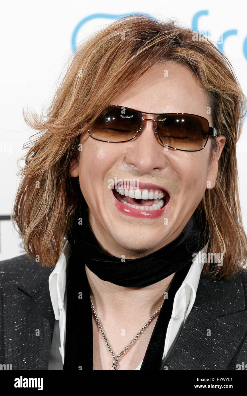 Tokyo, Japon. 7 avr, 2017. Star du rock japonais Yoshiki de X JAPAN pose  pour les caméras lors de la deuxième journée du Sommet de la nouvelle  économie (2017) NID le 7