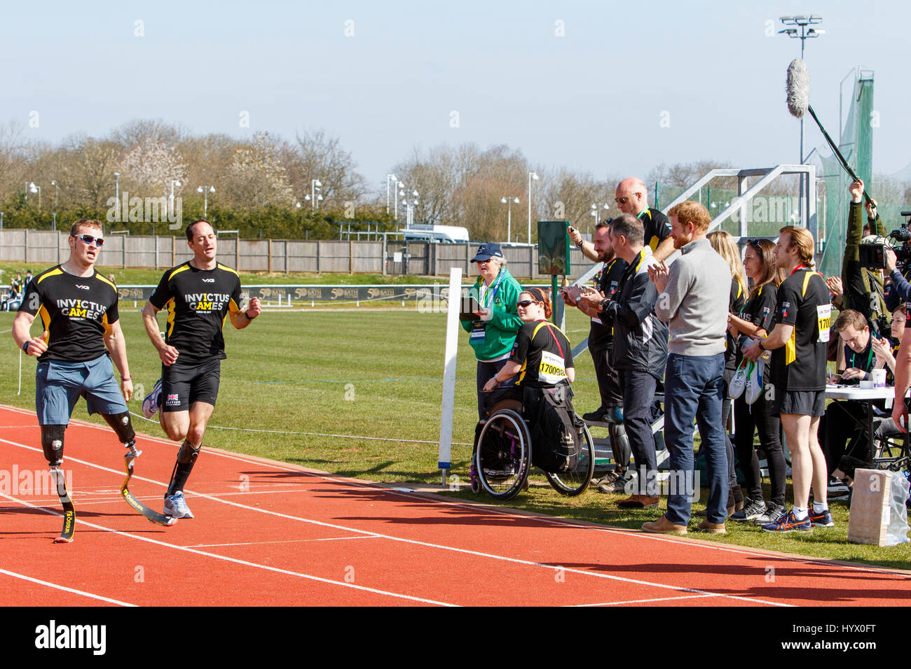 Bath, Royaume-Uni, 7 avril, 2017. Le prince Harry est représenté à l'Université de Bath Village d'Entraînement Sportif de l'athlète de regarder la concurrence dans l'essais de l'équipe britannique pour les Jeux 2017 Invictus. Les jeux sont un événement sportif pour blessés le service actif et les membres de l'ancien combattant,plus de 550 concurrents de 17 nations s'affronteront dans une douzaine de sports adaptés à Toronto,Canada en septembre 2017. Credit : lynchpics/Alamy Live News Banque D'Images