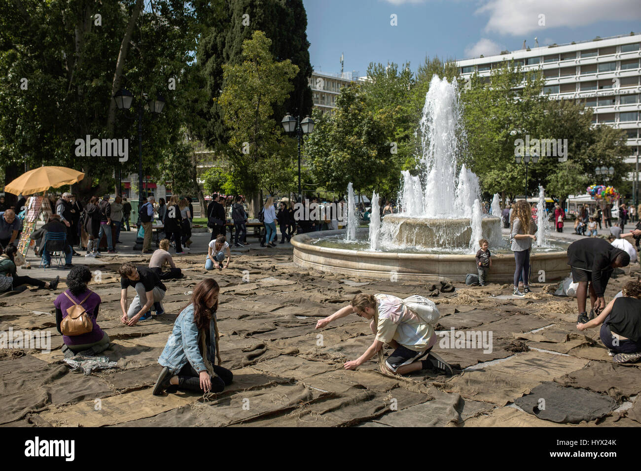 Auf dem Syntagma-Platz à Athènes (Grèce) am 07.04.2017 nähen im Rahmen der documenta 14 bei der Performance 'Check Point - Prosfygika' des Künstlers Ibrahim Mahama aus Ghana junge Menschen mit grobem Faden und dicker Nadel Jute-Säcke zusammen. Die internationale Kunstausstellung documenta 14 wird erstmals vom 08. 16 avril bis. Juli 2017 zunächst en Athènes und vom 10. Juni bis zum 17. Septembre 2017 à Kassel zu sehen. (Zu dpa 7 Hôtels 'nach Athen "rettet die Idee der documenta" vom 07.04.2017) Photo : Angelos Tzortzinis/dpa Banque D'Images