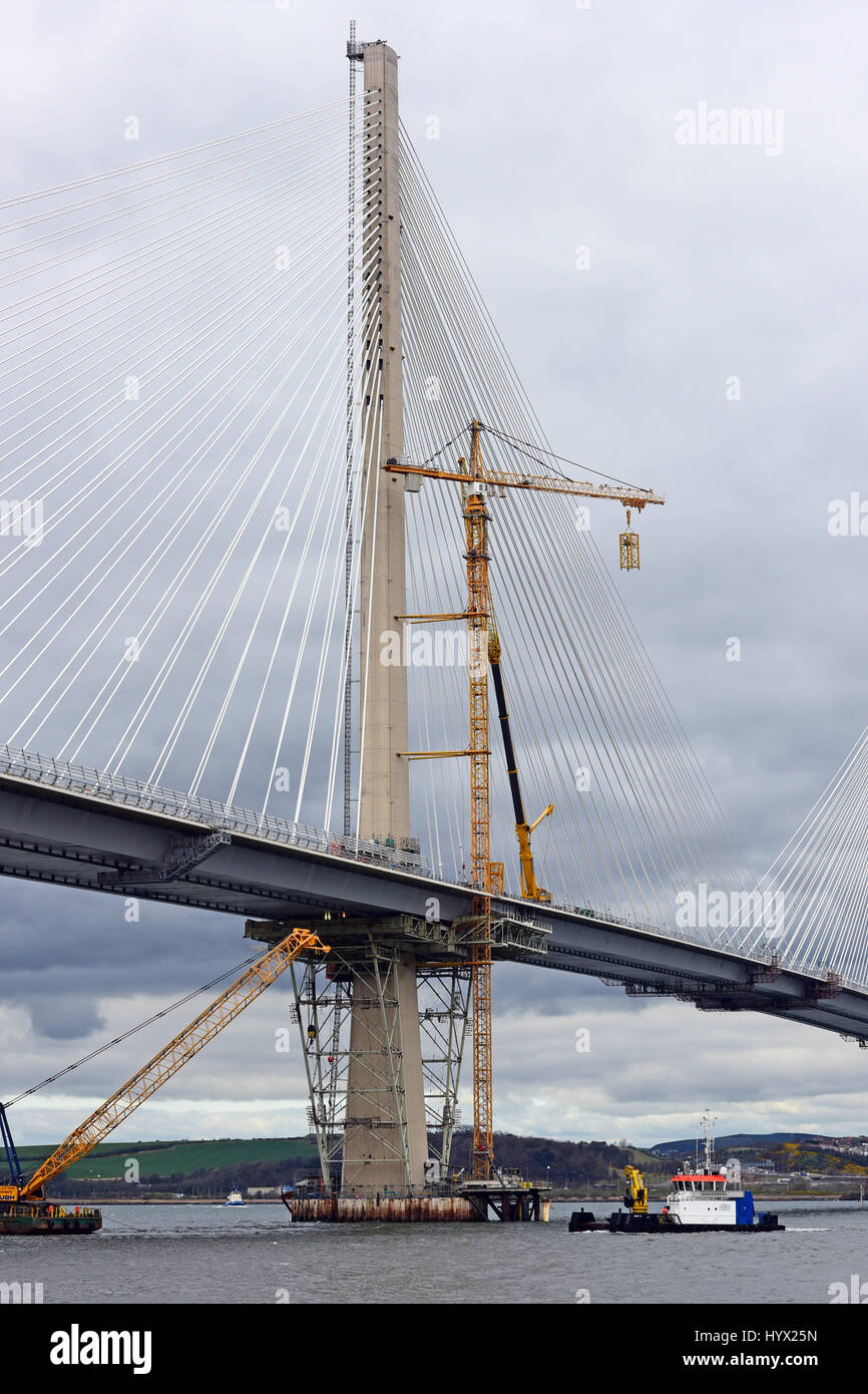 Edinburgh, Ecosse, Royaume-Uni. 7 avril, 2017. Progrès par intermittence poursuit le démantèlement la construction grues sur le Queensferry Crossing qui enjambe l'Estuaire de Forth près d'Edimbourg. Des vents violents tout au long de l'hiver ont perturbé l'avancement des travaux, qui a été un facteur dans le retard dans l'ouverture prévue du pont jusqu'en août 2017. Credit : Ken Jack/Alamy Live News Banque D'Images