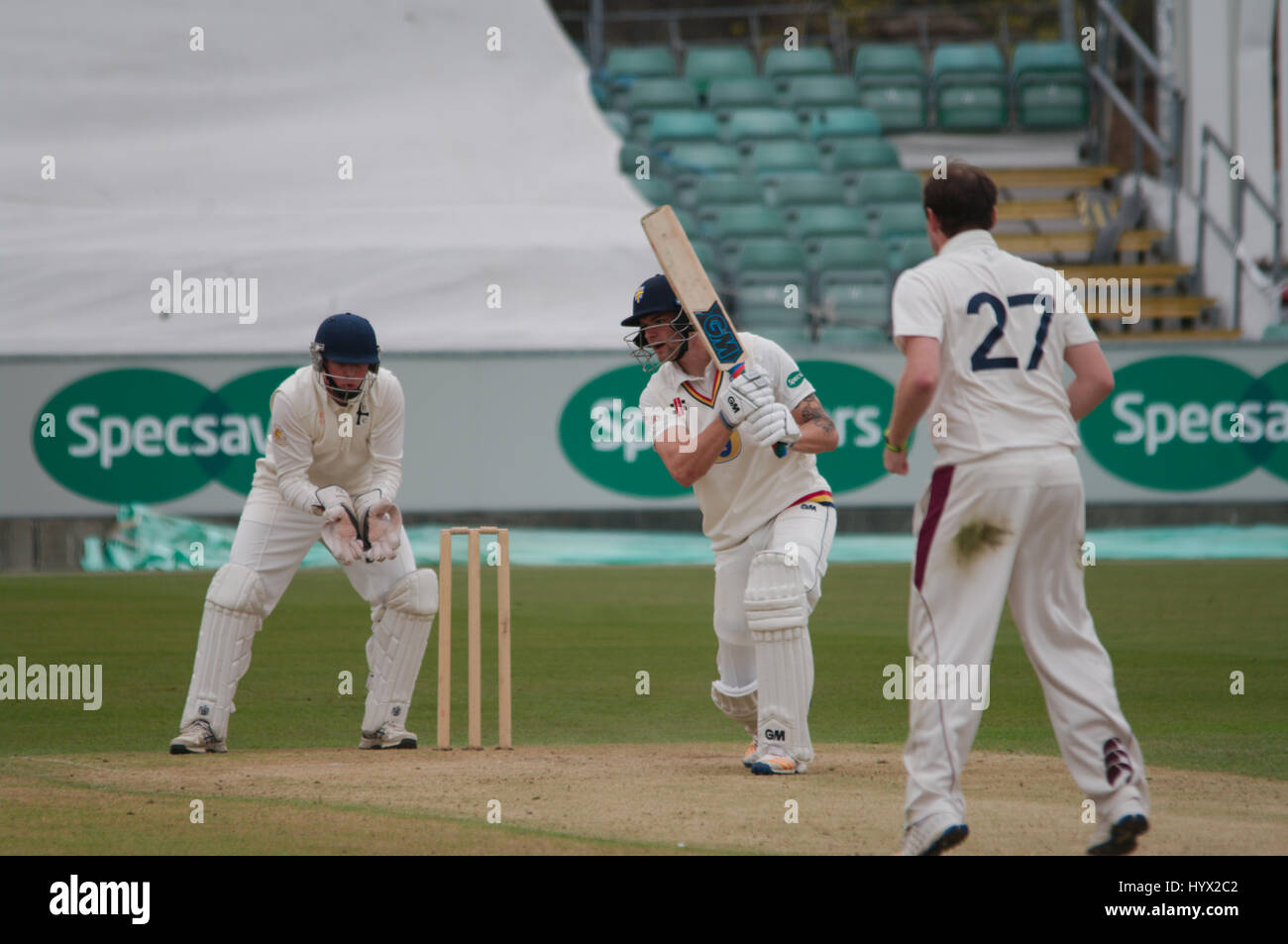 Chester le Street, en Angleterre, 7 avril 2017. Jack Burnham batting pour CCC Durham UCCE Durham contre dans un match à l'Université de MCC Unis Riverside à Chester le Street. Il était à l'extérieur, perplexe, après avoir marqué 150 s'exécute. Crédit : Colin Edwards/Alamy Live News. Banque D'Images