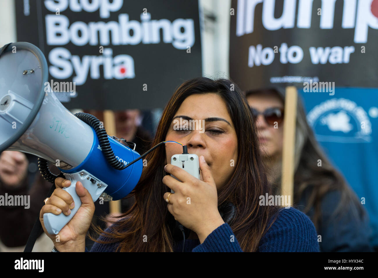 Londres, Royaume-Uni. 07Th avr, 2017. Londres, 7 avril 2017. La guerre contre les manifestants démontrer à Londres en dehors de Downing Street à la suite de l'US missile contre une base de l'air syrienne à la suite d'une attaque chimique. Crédit : Paul Davey/Alamy Live News Banque D'Images