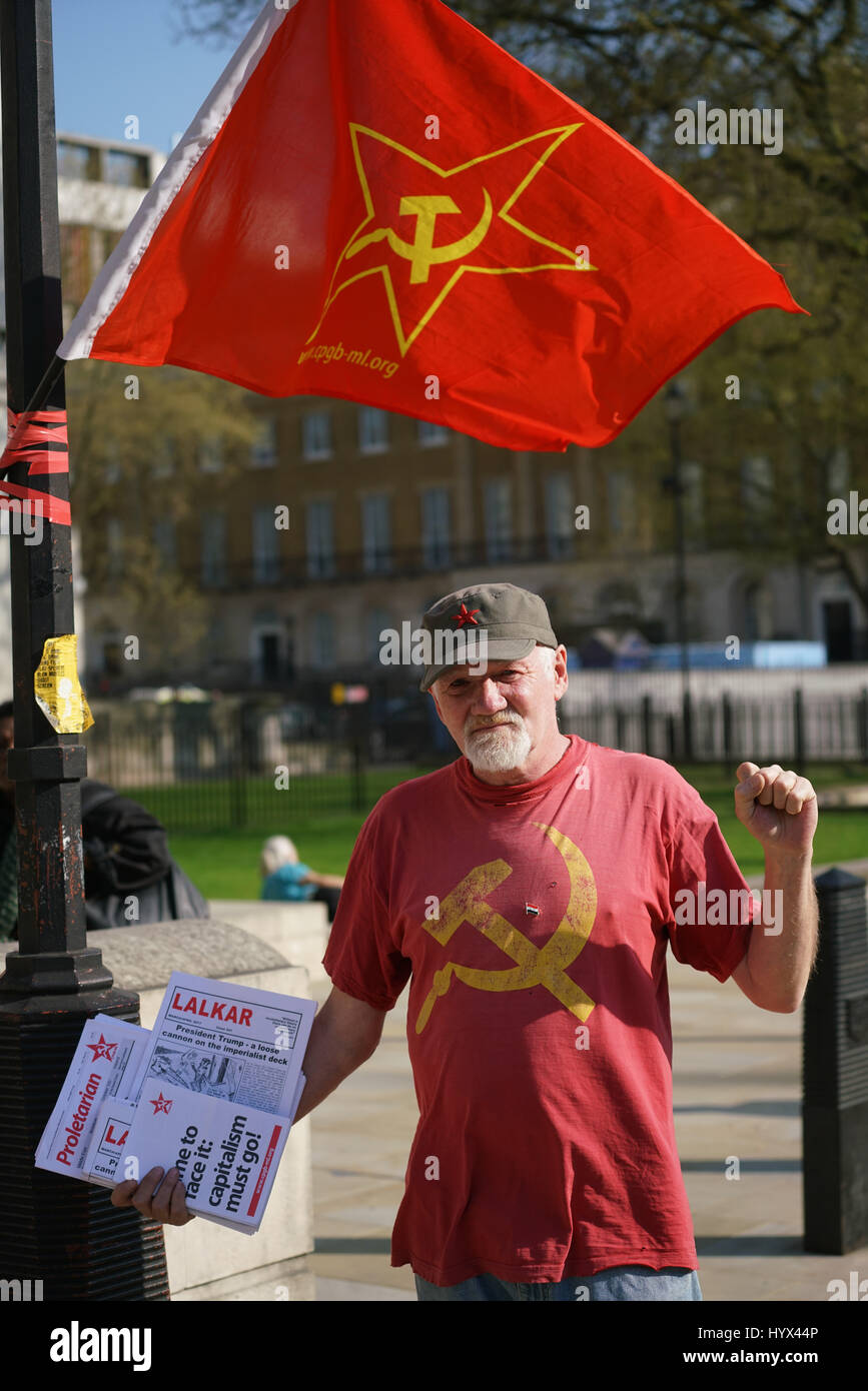 Downing Street, London, UK. 7 avril 2017. Coalition contre la guerre manifestations contre un paranoïaque et fascistes islamophobes - Donald Trump attaque contre la Syrie pas de faits, pas d'enquête. Aucune approbation du Congrès ou de l'ONU en face de Downing Street qui manifestaient contre les bombardements en Syrie par les États-Unis. Par Voir Li Crédit : Voir Li/Alamy Live News Banque D'Images